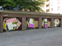 833464 Afbeelding van graffiti met de tekst 'FLIP' uit 2017, op de deuren van de garageboxen C-E 137 aan het begin van ...